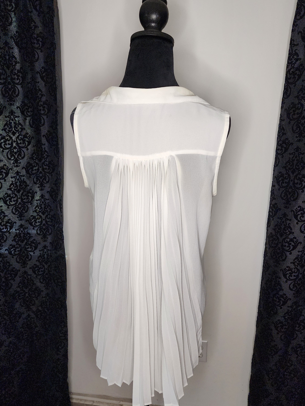 Sparkle & Fade White Pleated Back Sleeveless Blouse